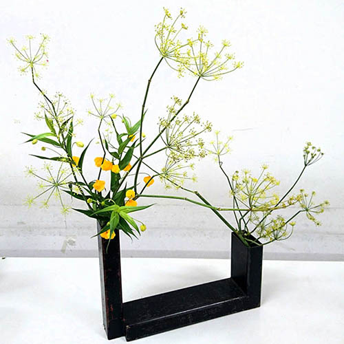 Sachie Terasaki is a qualified Ikebana teacher in Canberra. Sachie first started Ikebana in 1994 in Tokyo, Japan. She received a teaching qualification from the Japan Sogetsu Ikebana School in 2000.