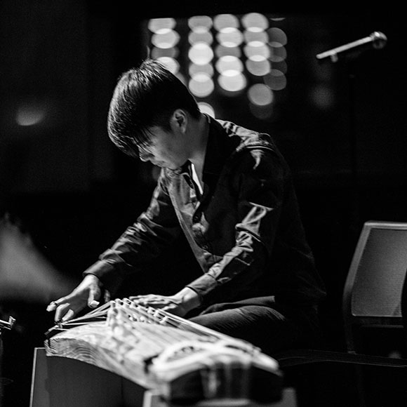 Born in Malaysia, Brandon started learning the koto when he attended Melbourne University. His teachers include Miyama Mcqueen Tokita, Satsuki Odamura in Sydney, and Kazue Sawai in Tokyo.
